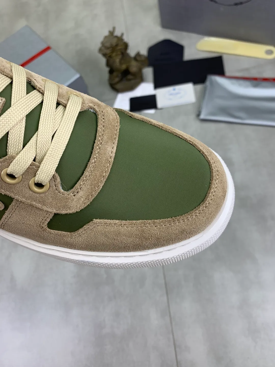 Men's shoes 💰P560💰 [New model] High version official website popular model is on the market, 🆘 Trendy brand (Prada) mainly promotes popular model, avant-garde and versatile fashionable men's shoes private version mold opening, cowhide surface splicing 1:1.. Stylish and simple, original imported cowhide lining cowhide feet; the atmosphere and personality are more fashionable, eye-catching and pursuing class. It will subvert the old idea and be a must-have for fashion trendsetters with you! Must keep it for yourself! Tall and comfortable, large and low, high-end quality workmanship. Code number: 38-44 5⃣️colors available.
